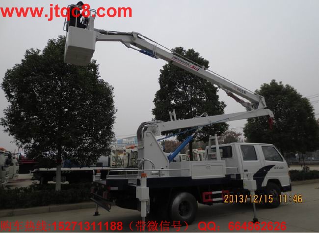 江玲16米高空作業(yè)車(國四)江鈴底盤加裝上裝部分而成;液壓式三節(jié)折疊臂,最大作業(yè)高度16米,作業(yè)輻度7.3米; 采用國產(chǎn)、進(jìn)口換向閥及液壓油缸,換向平穩(wěn),操作靈活方便;隨車安裝四個液壓支腿,以保證整車在操作時的穩(wěn)定性與安全性;支腿與工作臂互鎖,安全可靠,防止誤操作過位.