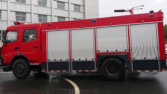 水泡沫兩用消防車(chē)圖片