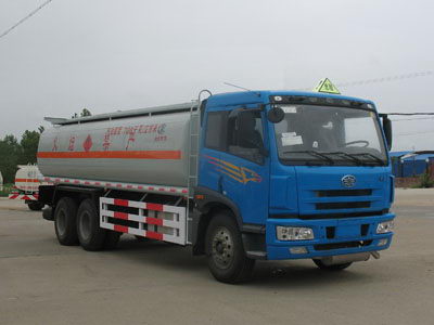 解放后雙橋國(guó)三油罐車(chē)